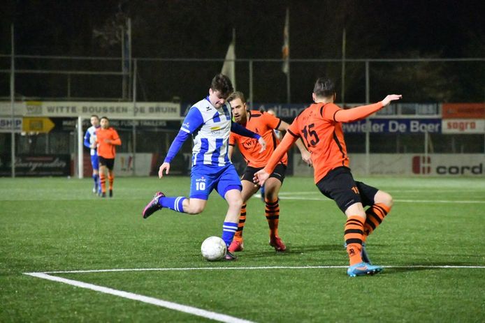 Hoek-aanvoerder Rik Impens zoekt naar een opening in het duel met Sparta Nijkerk.