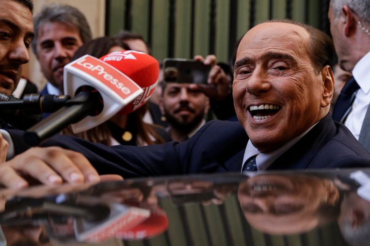 Silvio Berlusconi wordt belaagd door de pers in Rome. Beeld AP