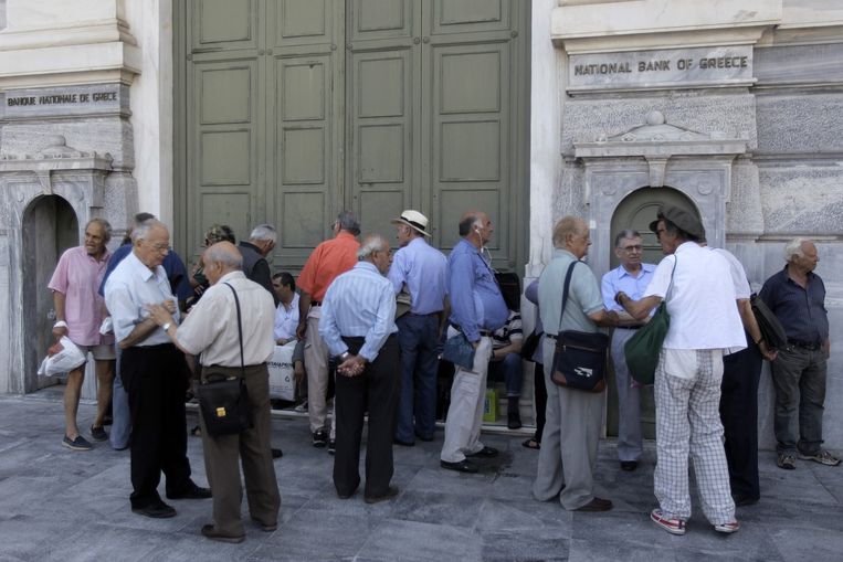 Grieken wachten op hun pensioengeld. Beeld EPA