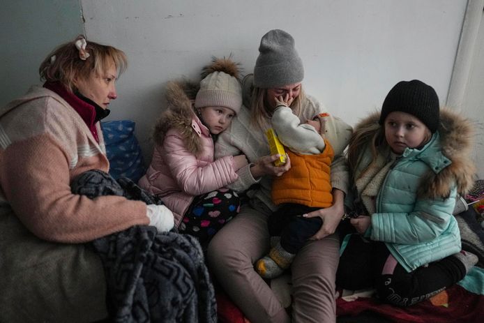 Vrouwen en kinderen zitten op de vloer van een ziekenhuis in Marioepol. Het gaat echter niet om een beeld van de gijzeling.