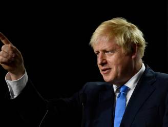 Britse autoriteiten onderscheppen tientallen migranten op Kanaal, Johnson waarschuwt: “We sturen jullie terug”
