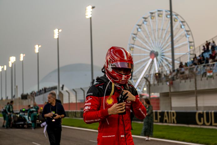 Charles Leclerc druipt af na zijn uitvalbeurt in Bahrein.