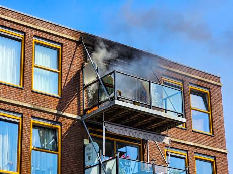 Hans (91) schrikt enorm als hij tijdens het puzzelen opeens veel rook op het balkon ziet: ‘Je moet eruit, zei ik’