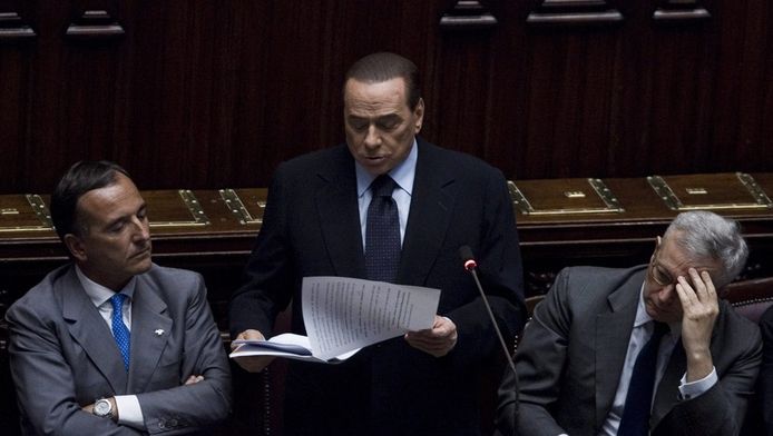 Links minister van Buitenlandse zaken Franco Frattini, in het midden premier Silvio Berlusconi van Italië.