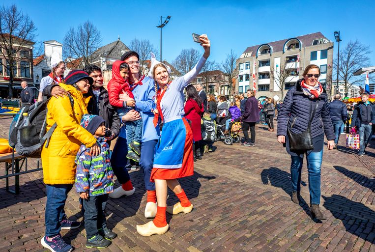 Naast kaasmeisjes nu ook kaasjongens op de kaasmaarkt op het waagplein in Alkmaar.  Beeld Raymond Rutting / de Volkskrant