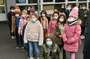 Ook in de klas van meester Yves dragen de kinderen uit het eerste leerjaar van basisschool Binnenhof in Menen nu meestal een mondmasker.
