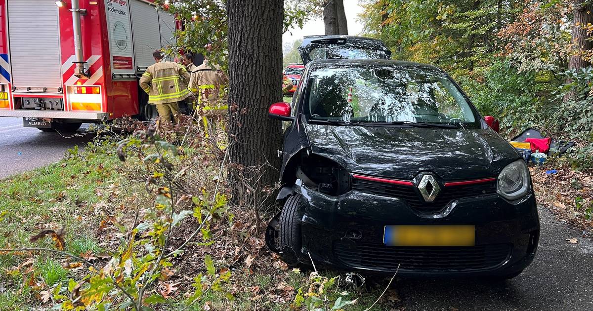 Auto raakt bij Twello van de weg en kantelt na botsing tegen boom, weghelft N344 afgesloten.