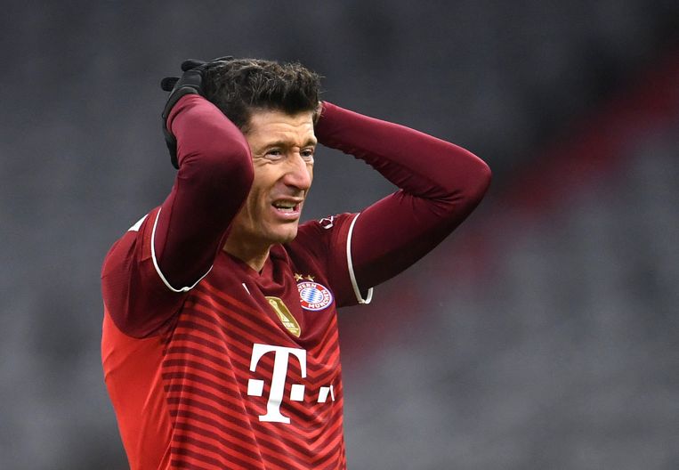 Bayern-spits Robert Lewandowski baalt na de 1-2-nederlaag tegen Mönchengladbach. Beeld REUTERS