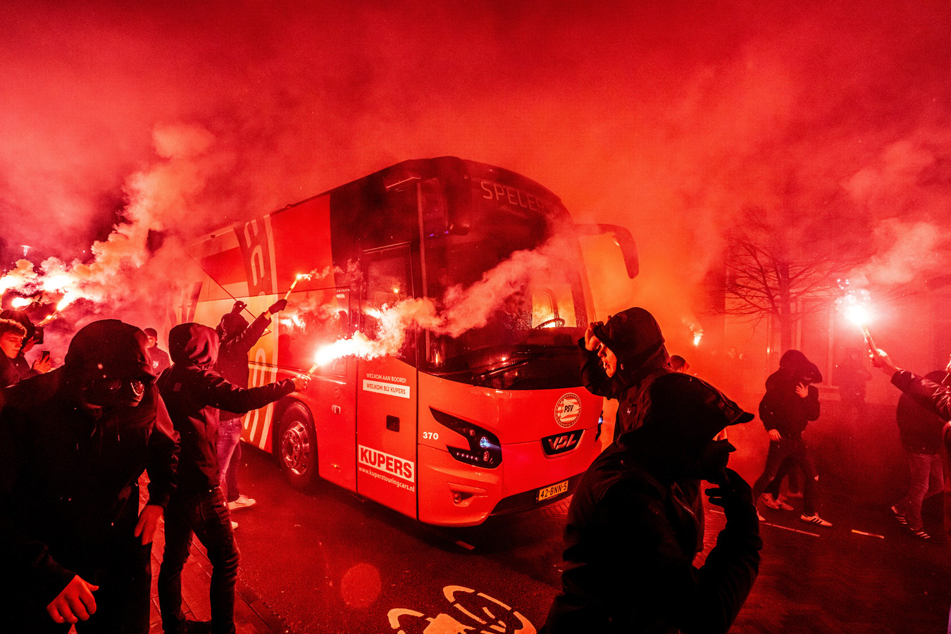 PSV houdt al duizenden supporters aan boord met nieuwe seizoenkaart Foto AD.nl