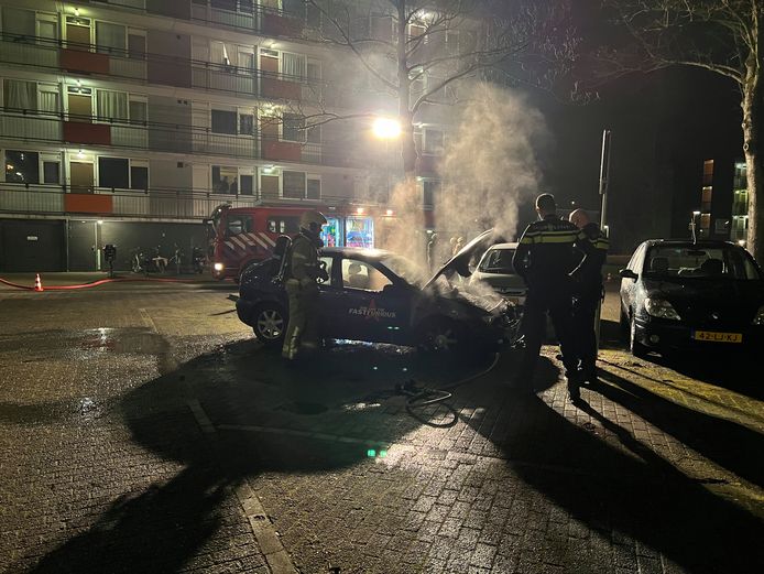 Auto brandt uit aan de Van Drinenstraat in Zutphen Zutphen destentor.nl