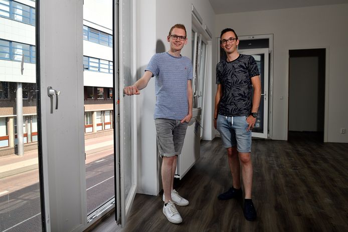 Lesley Reijne (Links) en Jeroen van de Veldt in hun toekomstige appartement aan de Stadsring 2.