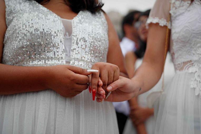 Twee vrouwen vieren op Valentijnsdag dit jaar een symbolische bruiloft in Lima in Peru, waar het huwelijk tussen mensen van hetzelfde geslacht ook niet erkend wordt. Beeld ANP / EPA