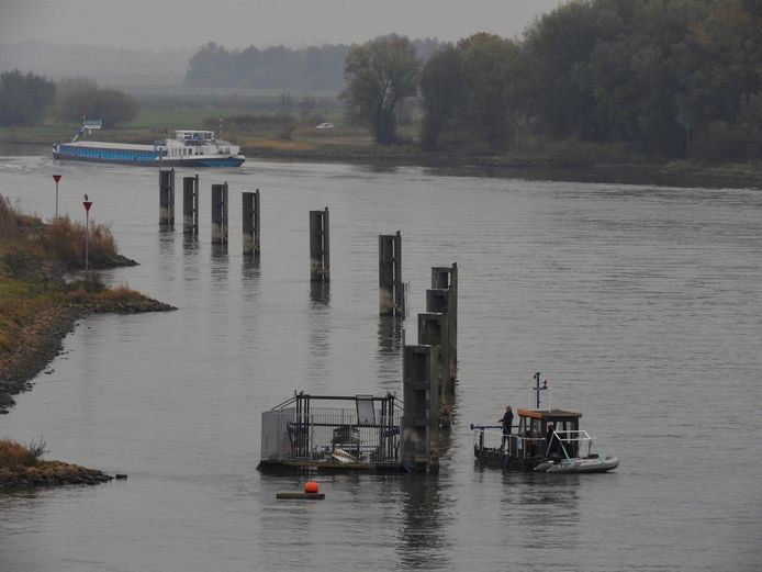 De Lintur werd donderdag uit de IJssel bij Zwolle gehaald