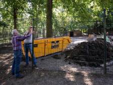 Het kán schoner op het Baarnse hertenkampje en dus gaat een flinke hoop hertenpoep in de container