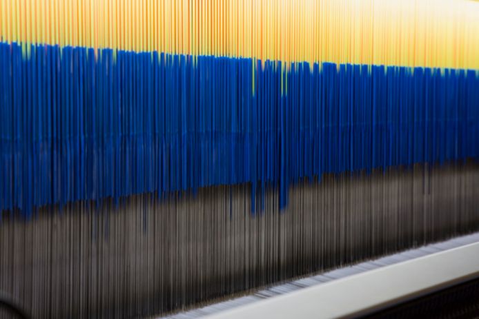 De weefmachines van EE Labels werken aan een 3D (werk)jas.