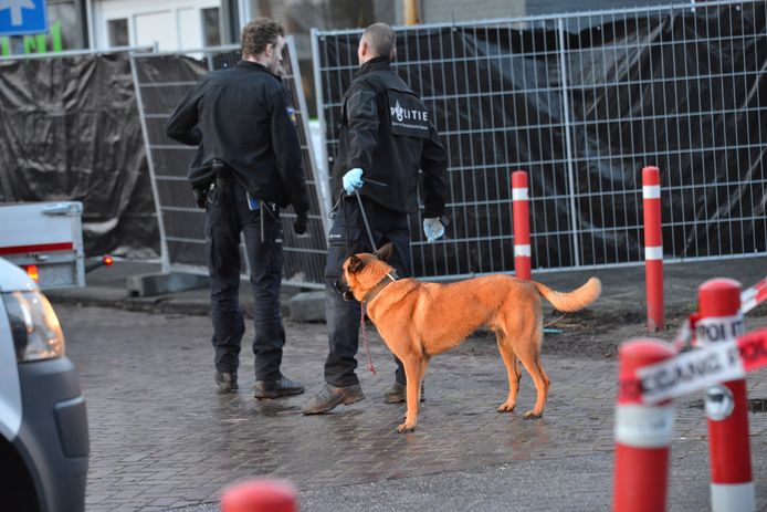 Politiehond aanwezig bij inval aan de Industriekade in Breda.