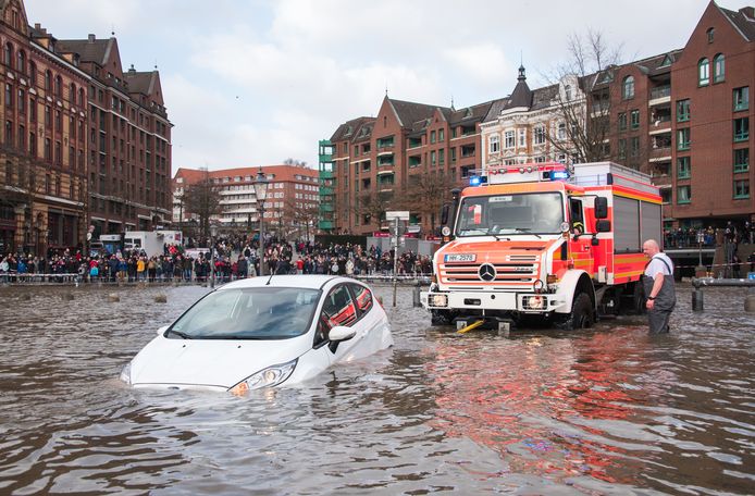 Een auto wordt uit het water gehaald in de Duitse stad Hamburg.