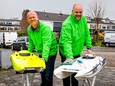 Paul Papenhove (links) en Frans Kooiman met twee powerboats op schaal. De radiografisch bestuurde bootjes halen een topsnelheid van ruim 100 kilometer per uur.