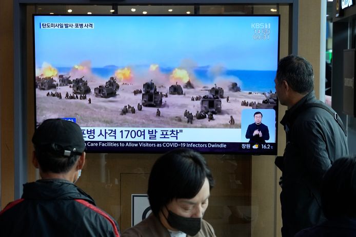Een televisie in het station van Seoel toont de Noord-Koreaanse militaire oefeningen.