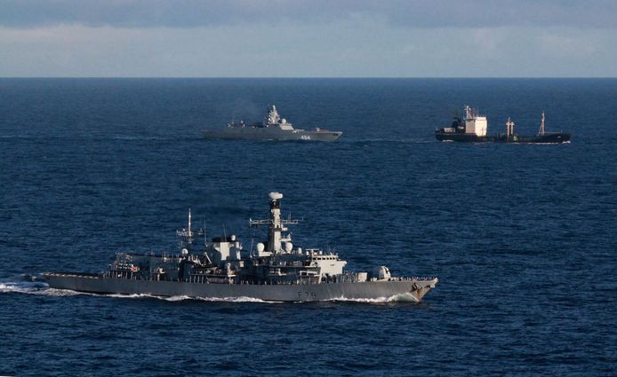 De Britse HMS Portland schaduwt de twee Russische schepen, waaronder de ‘Admiraal Gorsjkov’ en een cargoschip.