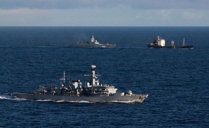 Британский корабль HMS Portland следует за двумя российскими кораблями, в т.ч. 