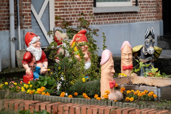 Obscene tuinkabouters in een voortuin op de Battelsesteenweg in Mechelen