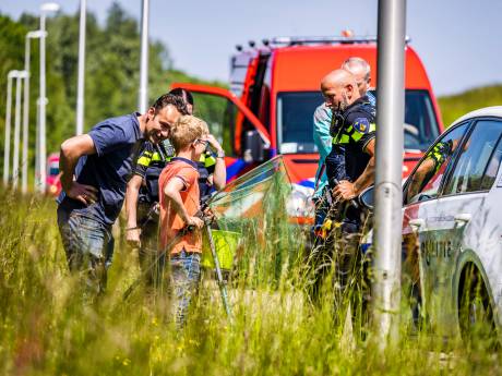 Alarm om achtergelaten schepnet aan de slootkant, maar vissend jongetje deed gewoon een boodschap
