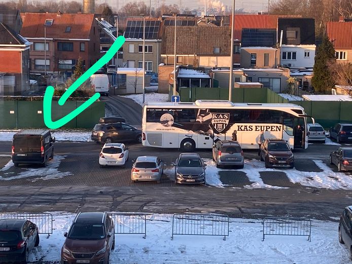 De bus van Eupen reed tegen een geparkeerd voertuig.