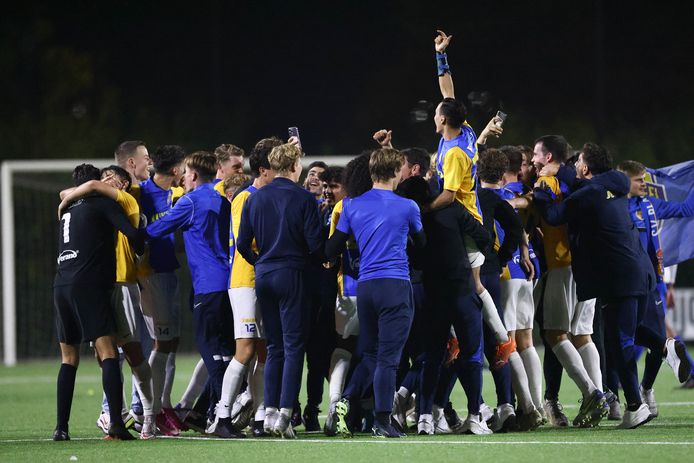 Blauw-Geel viert de overwinning op DEM in de eerste ronde van de beker.