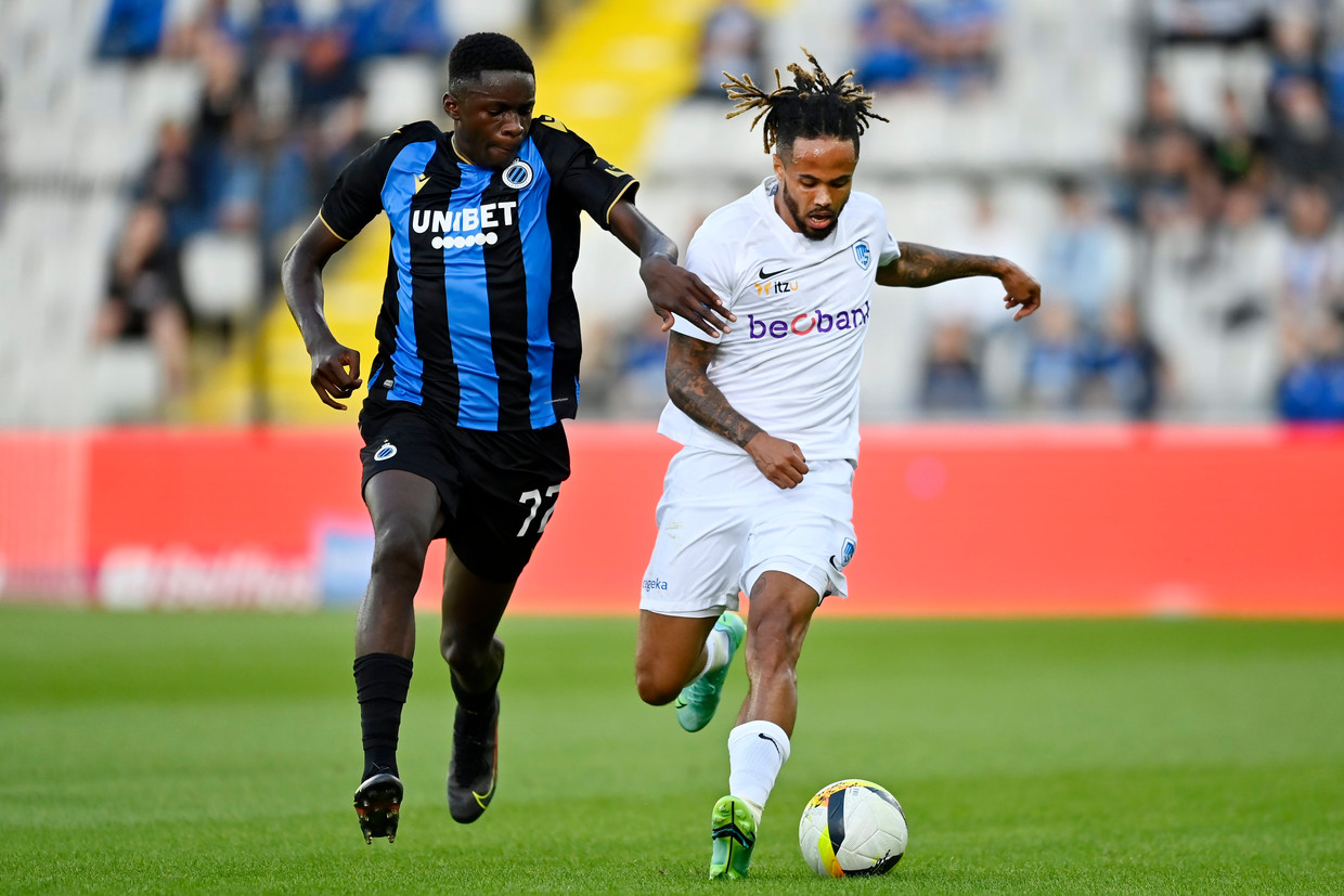 Club Brugge-speler Noah Mbamba verdedigt op Théo Bongonda van Genk tijdens de supercup, afgelopen weekend. Beeld Photo News