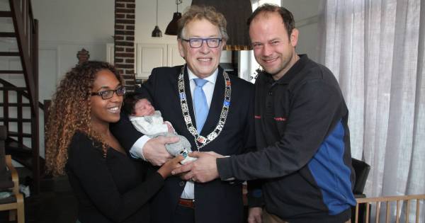 Thiago is de eerste baby in nieuwe gemeente West Betuwe ... en Guus uit Haaften kwam als tweede - BD