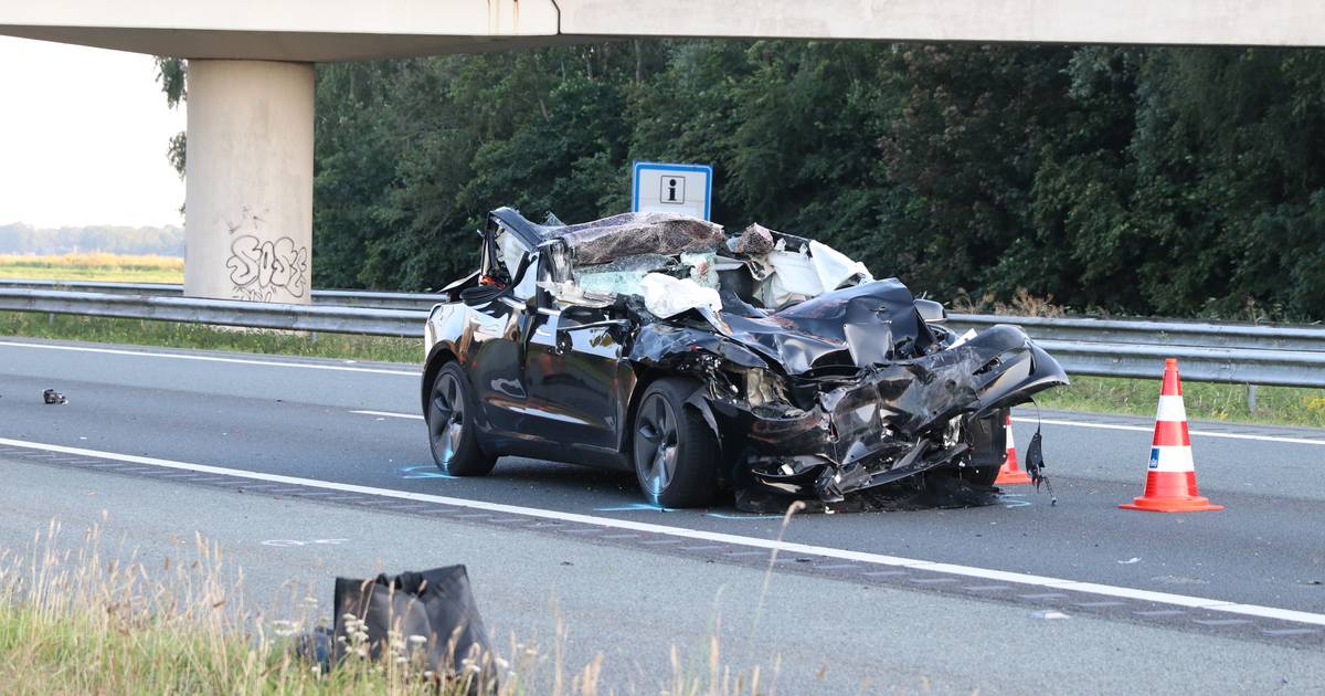 Automobilist zwaargewond bij botsing met vrachtwagen bij Rutten: A6 afgesloten.