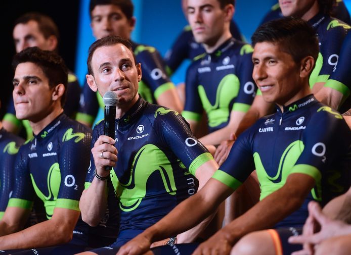 Alejandro Valverde met microfoon, rechts van hem Nairo Quintana.
