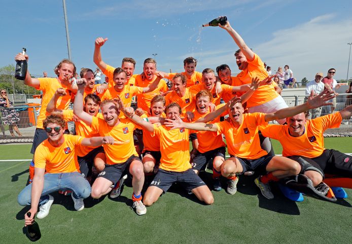Vreugde bij de hockeymannen van Hoeksche Waard: na de 4-0 overwinning op Gouda zijn de Mijnsheerenlanders officieus kampioen.