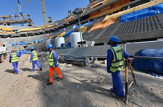 Arbeiders in het Lusail Stadium, even ten noorden van Doha.