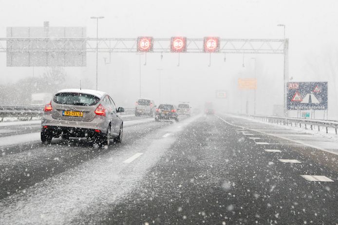 De sneeuw kan morgen voor veel verkeershinder zorgen.