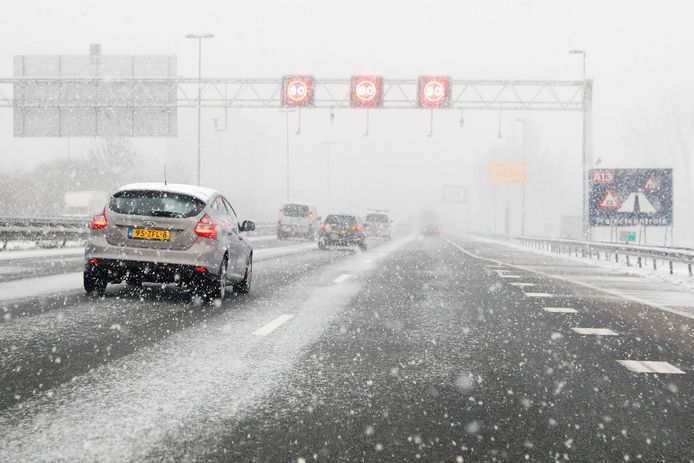 Wat te doen bij code rood? ‘Niet de weg op, goed uit het raam kijken ...