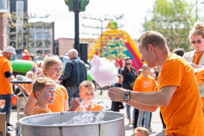 Koningsspelen, Wijk en Aalburg, 2022, koning, jarig, verjaardag, oranje, kinderen, spelen, suikerspin, vrolijk, blij