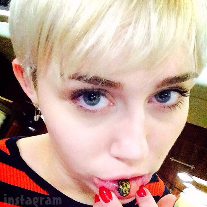 Miley Cyrus' tattoo op de binnenkant van haar lip.