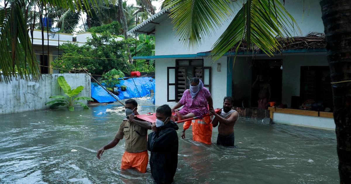 Gelombang setinggi 14 meter menghantam pantai barat India, menyebabkan puluhan ribu orang kosong  di luar negeri