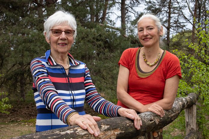 Schrijfster Marjon Weijzen (rechts) en haar moeder Gerdy Weijzen-Beurskens.