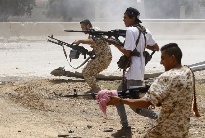 Strijders loyaal aan de door de VN gesteunde regering in Libië openen het vuur in Tripoli. Archieffoto.