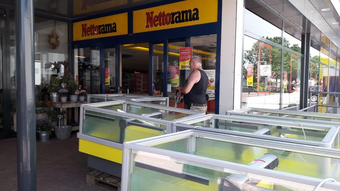De Nettorama in Gorinchem-Oost is inmiddels gesloten. De koelmeubelen worden naar buiten gereden.