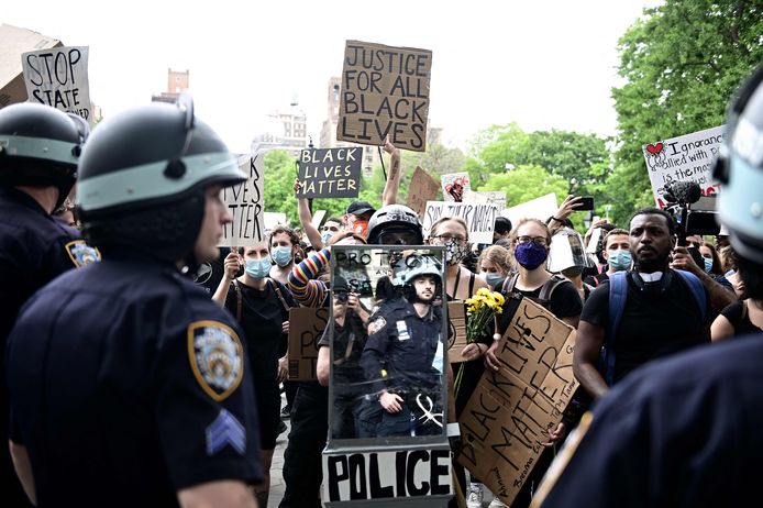 Politie en demonstranten tijdens een Black Lives Matter-protest in New York in juni 2020. Archiefbeeld.