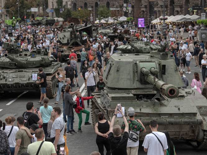 Oekraïne stelt kapotte Russische tanks tentoon in Russische roestparade