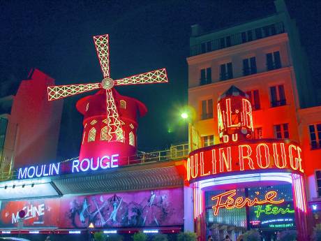 Les ailes du mythique Moulin Rouge se sont effondrées pendant la nuit