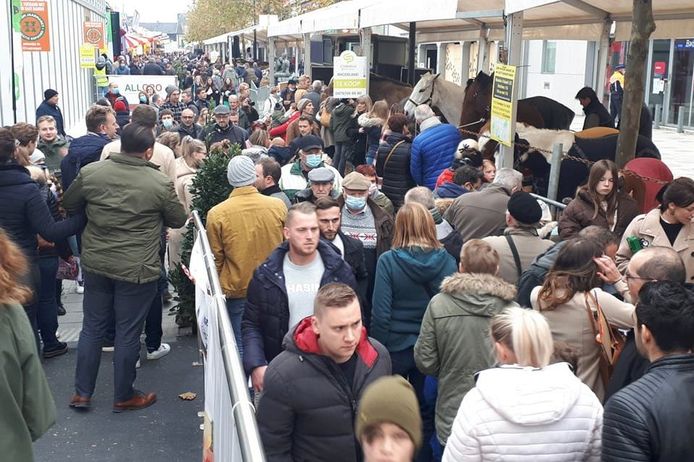 Donderdagnamiddag was het in de marktzone van de Winterjaarmarkt van Sint-Lievens-Houtem aardig druk.