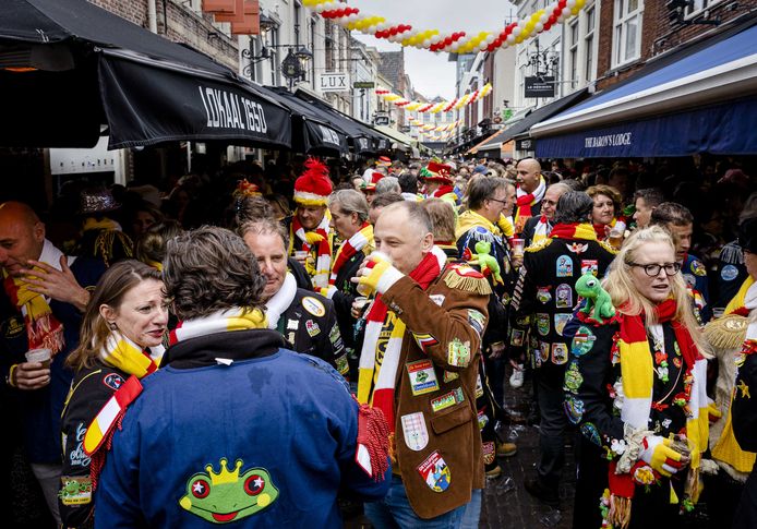 Feestgangers in het centrum van Den Bosch vieren de elfde van de elfde.
