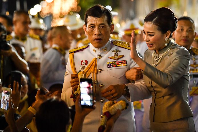 Koning Maha Vajiralongkorn en koningin Suthida, die nu 'vermist' wordt.