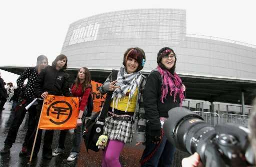Les adolescentes nantaises ont brandi une banderole "Wir wollen Tokio Hotel im western" ("Nous voulons Tokio Hotel dans l'ouest"), considérant que leur région a été négligée par la nouvelle tournée du groupe.